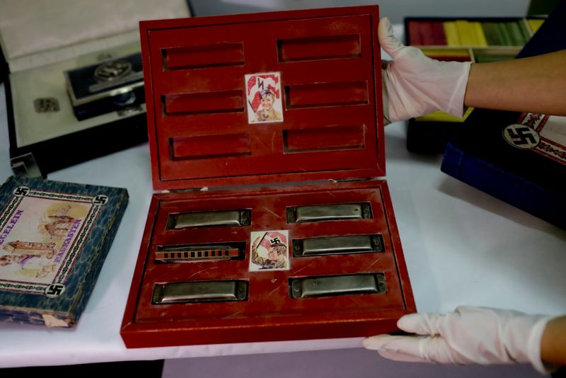 Armónicas en un estuche con motivos nazis. Foto: AP Photo / Natacha Pisarenko